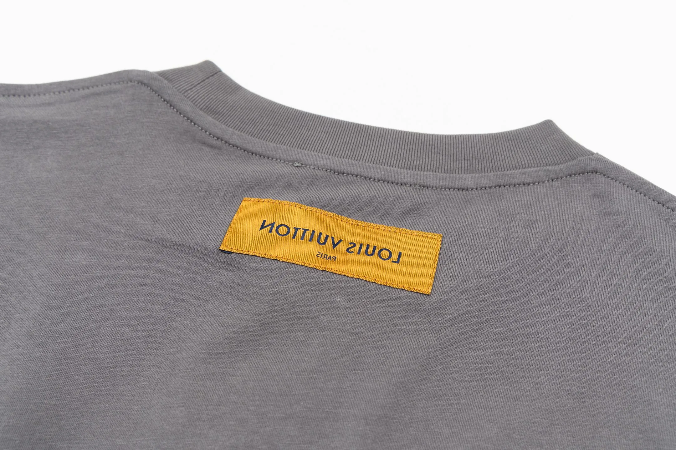 🅿️280 1v 25SS embossed short sleeves (grey) The fabric is made of 24S 185g special woven compact cotton fabric, and the rib is made of 32S 300g double yarn rib. It is woven with 24-count special compact cotton yarn. The weaving process requires high standards and requires the use of advanced looms and high-quality raw materials. Specially woven compact cotton has many advantages, such as softness and comfort, good breathability, strong wrinkle resistance, good durability, etc.; it has a tighter, softer and more delicate texture and feel. The chest logo is embroidered with a silicone backing, and a flexible silicone pad is pre-placed under the embroidery thread, giving the pattern a full three-dimensional feel and a unique soft elastic touch. It solves the stiffness problem of traditional embroidery, and enhances the visual level through the collision of materials, becoming the visual focus of integrating technology and handicrafts. The topstitching on the shoulders uses a special tension process to form flip-effect stitching, transforming the original functional stitching into a decorative element. The back-stitched cuff process accurately hides the seams on the inside, leaving only the pure outline of a complete rib. Echoing this is the mirror-image flip-stitching of the woven label on the back so that the glossy side of the label faces outwards, both of which create an inside-out design detail. Size:XS-S-M-L